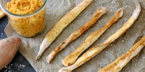 Beitragsbild des Blogbeitrags WINTERLICHER SÜSSKARTOFFEL-HUMMUS MIT KNUSPRIGEN BROTSTANGEN
