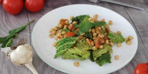 Beitragsbild des Blogbeitrags WARMER KICHERERBSENSALAT MIT WIRSING, KNOBLAUCH UND BASILIKUMPESTO