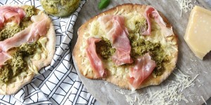 Beitragsbild des Blogbeitrags PIZZA MIT GRÜNKOHLPESTO, PROSCIUTTO DI SAN DANIELE UND GRANA PADANO