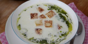 Beitragsbild des Blogbeitrags SPARGELCREMESUPPE 2.0 {MIT BASILIKUMÖL UND CROÛTONS}