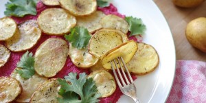 Beitragsbild des Blogbeitrags ROTE RÜBEN HUMMUS MIT KARTOFFELCHIPS