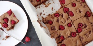 Beitragsbild des Blogbeitrags FLUFFIGE SCHOKOBROWNIES MIT HIMBEEREN 