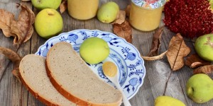 Beitragsbild des Blogbeitrags DAS BESTE QUITTENMUS REZEPT {MIT EINER GEHEIMZUTAT}