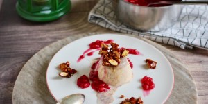 Beitragsbild des Blogbeitrags SPEKULATIUS PANNA COTTA MIT MANDELKROKANT UND GRANATAPFELKOMPOTT 