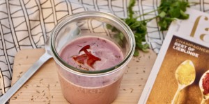 Beitragsbild des Blogbeitrags ROTKOHLSUPPE MIT BACONCHIPS UND WALNÜSSEN