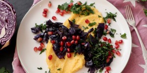 Beitragsbild des Blogbeitrags CREMIGE POLENTA MIT ROTKRAUT UND GRANATAPFEL