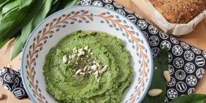 Beitragsbild des Blogbeitrags BÄRLAUCH HUMMUS | WILD GARLIC HUMMUS