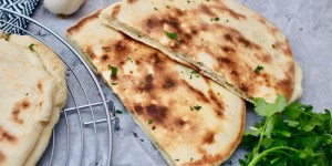Beitragsbild des Blogbeitrags INDISCHES NAAN BROT {VEGAN, MIT KNOBLAUCH-KORIANDER FÜLLUNG}