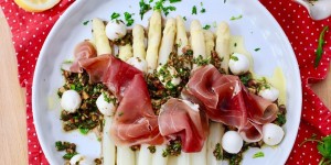 Beitragsbild des Blogbeitrags WEISSER SPARGEL | PROSCIUTTO | HASELNUSS-VINAIGRETTE