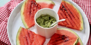 Beitragsbild des Blogbeitrags GEGRILLTE WASSERMELONE MIT SÜSSEM MINZPESTO