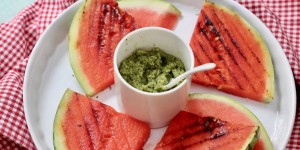 Beitragsbild des Blogbeitrags GEGRILLTE WASSERMELONE MIT SÜSSEM MINZPESTO 