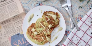 Beitragsbild des Blogbeitrags ZUCCHINI-RÖSTI MIT KRÄUTERSAUCE 