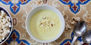 Beitragsbild des Blogbeitrags MAISSUPPE MIT CHILI-POPCORN 