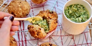 Beitragsbild des Blogbeitrags BIERBRÖTCHEN MIT ZWIEBEL-KNOBLAUCH-BUTTER