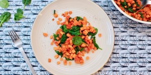Beitragsbild des Blogbeitrags SÜSSKARTOFFELPFANNE MIT SPINAT