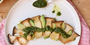 Beitragsbild des Blogbeitrags KRÄUTERSEITLINGE MIT PINIENKERNPESTO