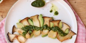 Beitragsbild des Blogbeitrags KRÄUTERSEITLINGE MIT PINIENKERNPESTO 