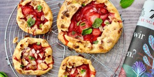 Beitragsbild des Blogbeitrags FRUCHTIGE ERDBEER-TARTELETTES 