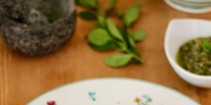Beitragsbild des Blogbeitrags OFENKARTOFFELN MIT ZITRONENMELISSEN-SOMMERPESTO