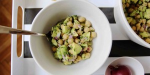 Beitragsbild des Blogbeitrags VEGAN SUPER FOOD: AVOCADO-KICHERERBSEN SALAT MIT PETERSILIE