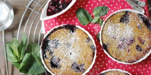 Beitragsbild des Blogbeitrags VEGANES JOGHURT-MANDEL-GRATIN {MIT ROTEN BEEREN}