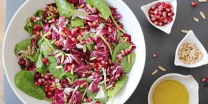 Beitragsbild des Blogbeitrags SPINATSALAT MIT RADICCHIO, GRANATAPFEL UND PINIENKERNEN 