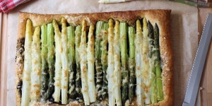 Beitragsbild des Blogbeitrags SPARGEL TARTE MIT WEISSEM UND GRÜNEM SPARGEL {SAISONAL KOCHEN}