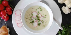Beitragsbild des Blogbeitrags ZITRONIGE KARFIOLSUPPE MIT KNACKIGEN RADIESCHEN