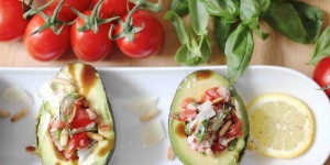 Beitragsbild des Blogbeitrags AVOCADO MIT TOMATEN-BASILIKUMFÜLLUNG {CLEAN EATING IN 10 MINUTEN}