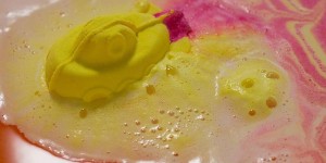 Beitragsbild des Blogbeitrags [News] – Jelly Bombs, Blumenkunst und neue Produkte bei LUSH: 