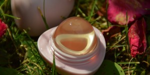 Beitragsbild des Blogbeitrags [Review] – EOS Crystal Lip Balm Hibiscus Peach: 