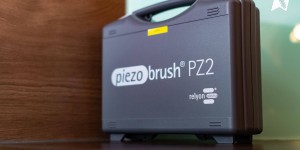 Beitragsbild des Blogbeitrags Piezobrush® PZ2 – Plasmatechnologie für den Modellbau! [Unboxing] 