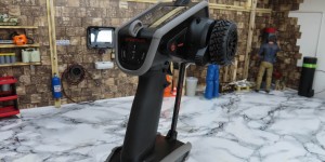 Beitragsbild des Blogbeitrags Spektrum DX5 Rugged™ – Die 5 Kanal Fernsteuerung fürs Grobe!
