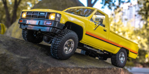Beitragsbild des Blogbeitrags Robuster kleiner Pickup Truck! FMS Toyota Hilux 1983 – 1/18 Scale Crawler