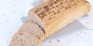 Beitragsbild des Blogbeitrags Dinkel-Haselnussbrot mit Sesam und Leinsamen vegan 