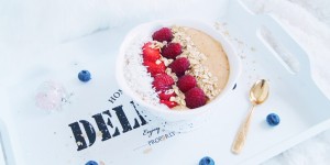 Beitragsbild des Blogbeitrags Tropische Smoothie-Bowl plus 5 Rituale, mit denen ich entspannt in den Tag starte