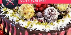 Beitragsbild des Blogbeitrags Bake my Cake Award: Acai-Beeren – Kurkuma – Vanilletorte mit rohveganen Pistazien-Kokoskugeln und Kakao-Rumkugeln