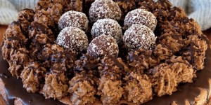 Beitragsbild des Blogbeitrags Kokos-Schokoladentorte mit rohveganen Kokos-Rumkugeln 