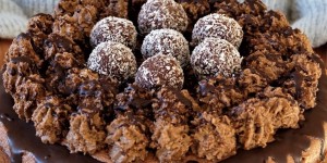 Beitragsbild des Blogbeitrags Kokos-Schokoladentorte mit rohveganen Kokos-Rumkugeln