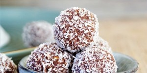 Beitragsbild des Blogbeitrags rohvegane Kokos-Rumkugeln // rawvegan Coconut Rum Balls + ein kostenloses E-Book mit veganen Weihnachtsköstlichkeiten
