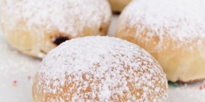 Beitragsbild des Blogbeitrags Haselnuss-Ofenkrapfen oder süße Frühstücksbrötchen