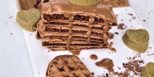 Beitragsbild des Blogbeitrags Herzige Waffeln mit einer Walnuss-Tahini-Sauce und Kokos-Superfood-Pralinen