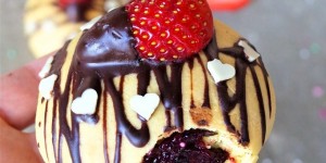 Beitragsbild des Blogbeitrags süße Kurkuma-Vanille-Frühstücksbrötchen bzw. Ofenkrapfen
