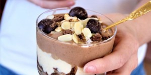 Beitragsbild des Blogbeitrags Frühstück im Glas: Schoko-Granola mit Mangocreme und Schokoladen-Nicecream