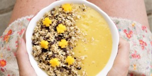 Beitragsbild des Blogbeitrags Tropische Nicecream-Smoothiebowl mit knusprigem Kakao-Granola