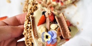Beitragsbild des Blogbeitrags Frühstückspizza: Crunchy Sesamgranola mit einer Avocado-Cashewcreme