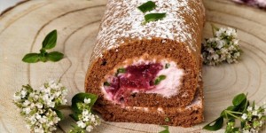 Beitragsbild des Blogbeitrags Schokoladen-Biskuitrolle mit einer Minze-Kirschcreme à la Schwarzwälder-Kirsch-Roulade (vegan) 