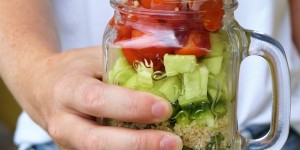 Beitragsbild des Blogbeitrags sommerlicher Couscous Salat im Glas mit frischen Kräutern, Gemüse und Oliven-Limetten-Dressing 