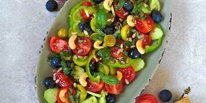 Beitragsbild des Blogbeitrags Bunter Tomaten-Herbstsalat mit einem Traubenkernöl-Basilikum-Dressing und Mandel-Pestoschnecken + Gutscheincode 