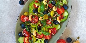 Beitragsbild des Blogbeitrags Bunter Tomaten-Herbstsalat mit einem Traubenkernöl-Basilikum-Dressing und Mandel-Pestoschnecken + Gutscheincode